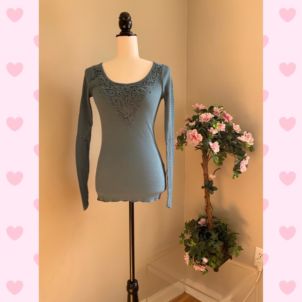 Dusty blue thermal shirt with lace detailing